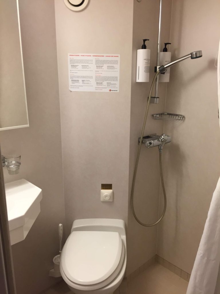 Cabin bathroom MS Midnatsol